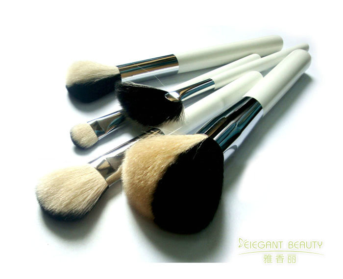 化妝刷的毛質(zhì)有哪些種類？各有什么優(yōu)缺點(diǎn)？