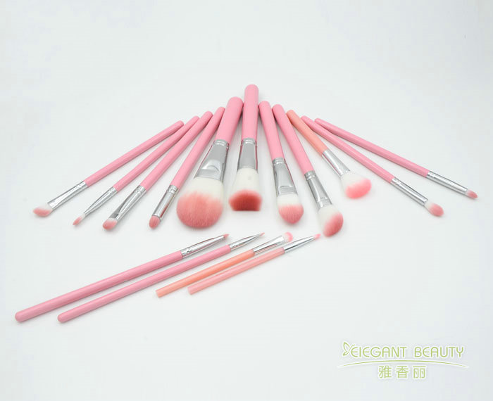 化妝刷的獨特魅力：為何它比手指更適合上妝？